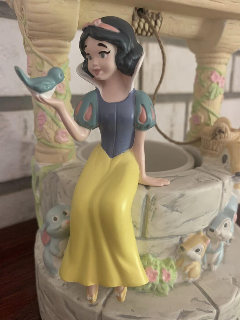 Snow White scentsy warmer