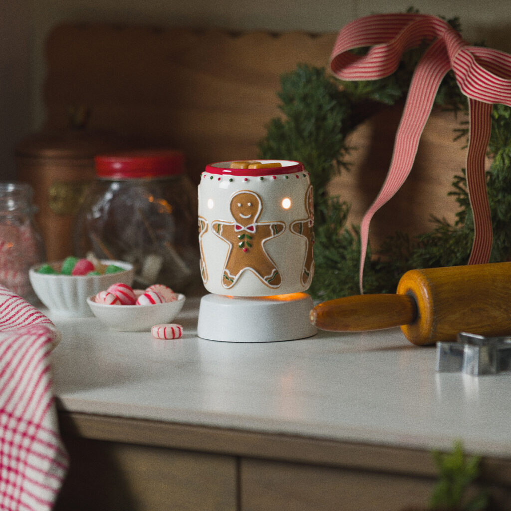 Gingersnap Scentsy Mini Warmer featuring a smiling gingerbread man design with red and green Christmas details.