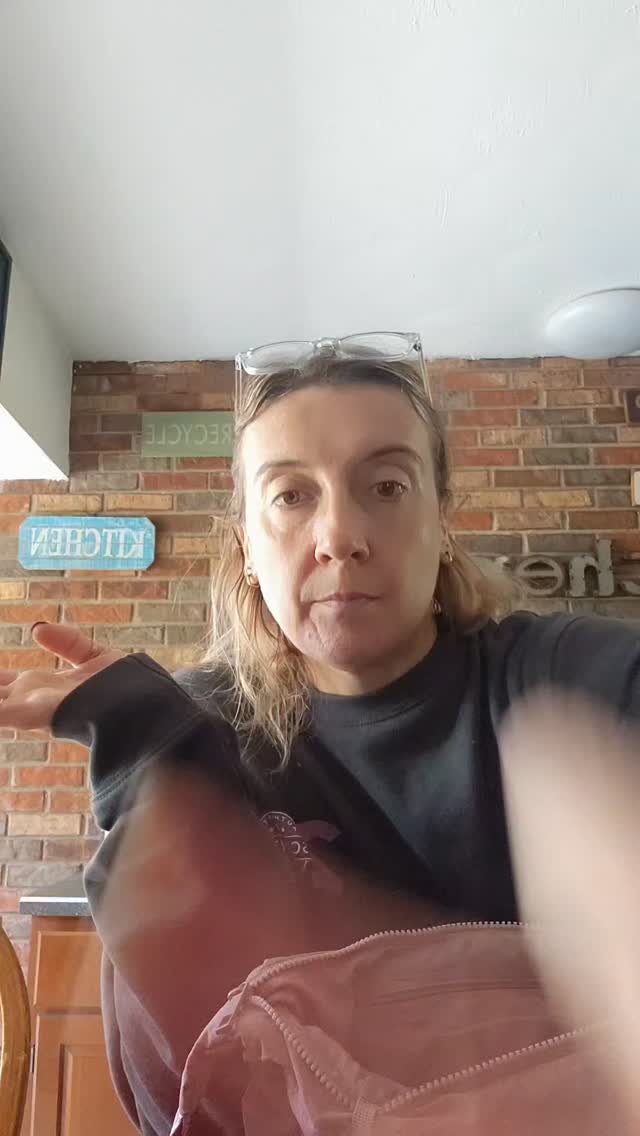 Sped up so yall did have to watch me talk forever lol.  Im very happy with my @brixleybags . This is cresent in peony.

#xoxoamberg #brixley #brixleybags #pursereview