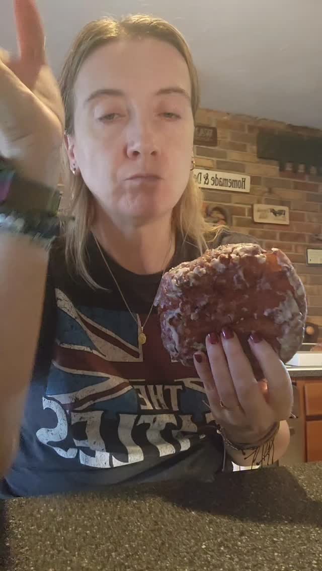 Time for another Apple Fritter review. Crunchy crust bakery in #bainbridgeohio . She is pretty good. Like ill be full.  But I still feel like @timhortonsus is a smidge better.  Thoughts???

#applefritters #bakery #foodreview #xoxoamberg
