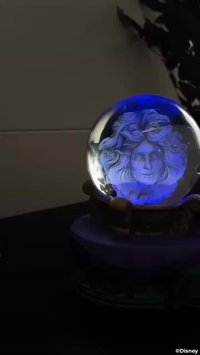 The way the head follows you...creepy and cool. 

#hauntedmansion #xoxoamberg #disney #homefragrance #Halloween #madameleota