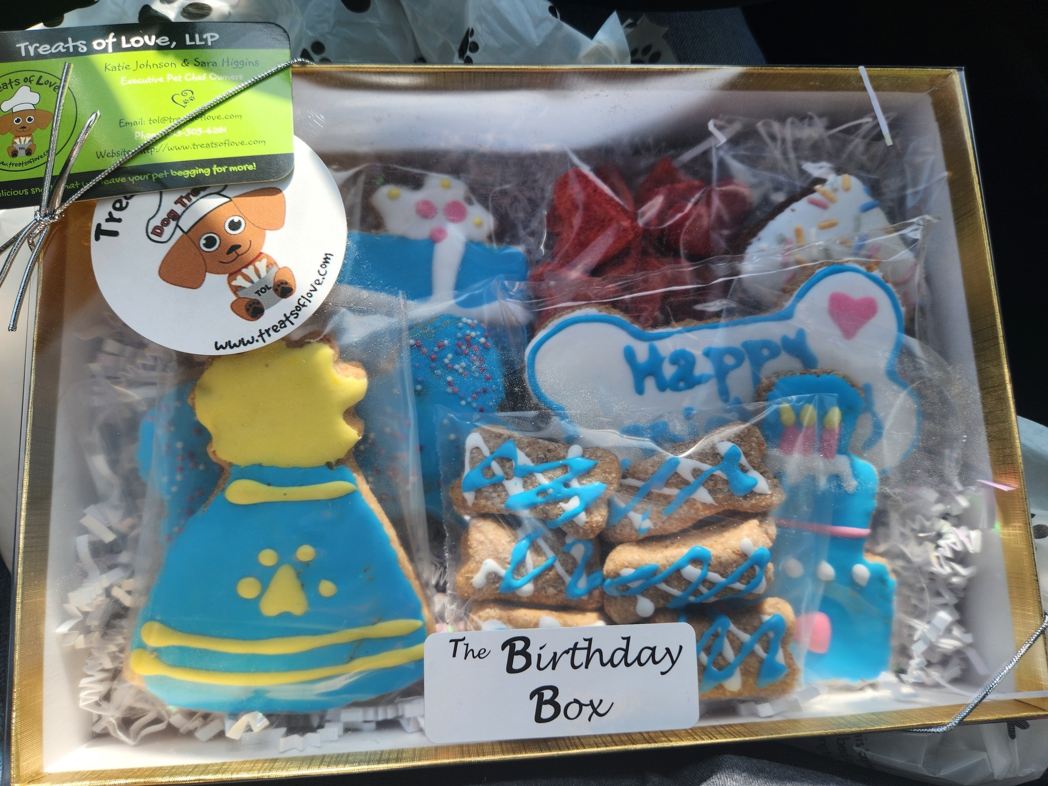 Our hitting the events today! 

Grabbed ez a birthday treat box from Treats of Love, LLP. That is at Homestead Market on Creek this weekend.  His gotcha day and birthday are coming up 

Then swung by Tin Cap and grabbed some macaraons from McGinnis Macarons  that i can't wait to try.  Should we do review?