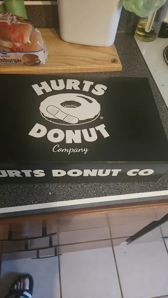 @hurtsdonutco apple Fritter review. Um HUGE. It is a super delish donut.  But I really was missing apples. 

#hurtsdonut #applefritters #foodreview #xoxoamberg