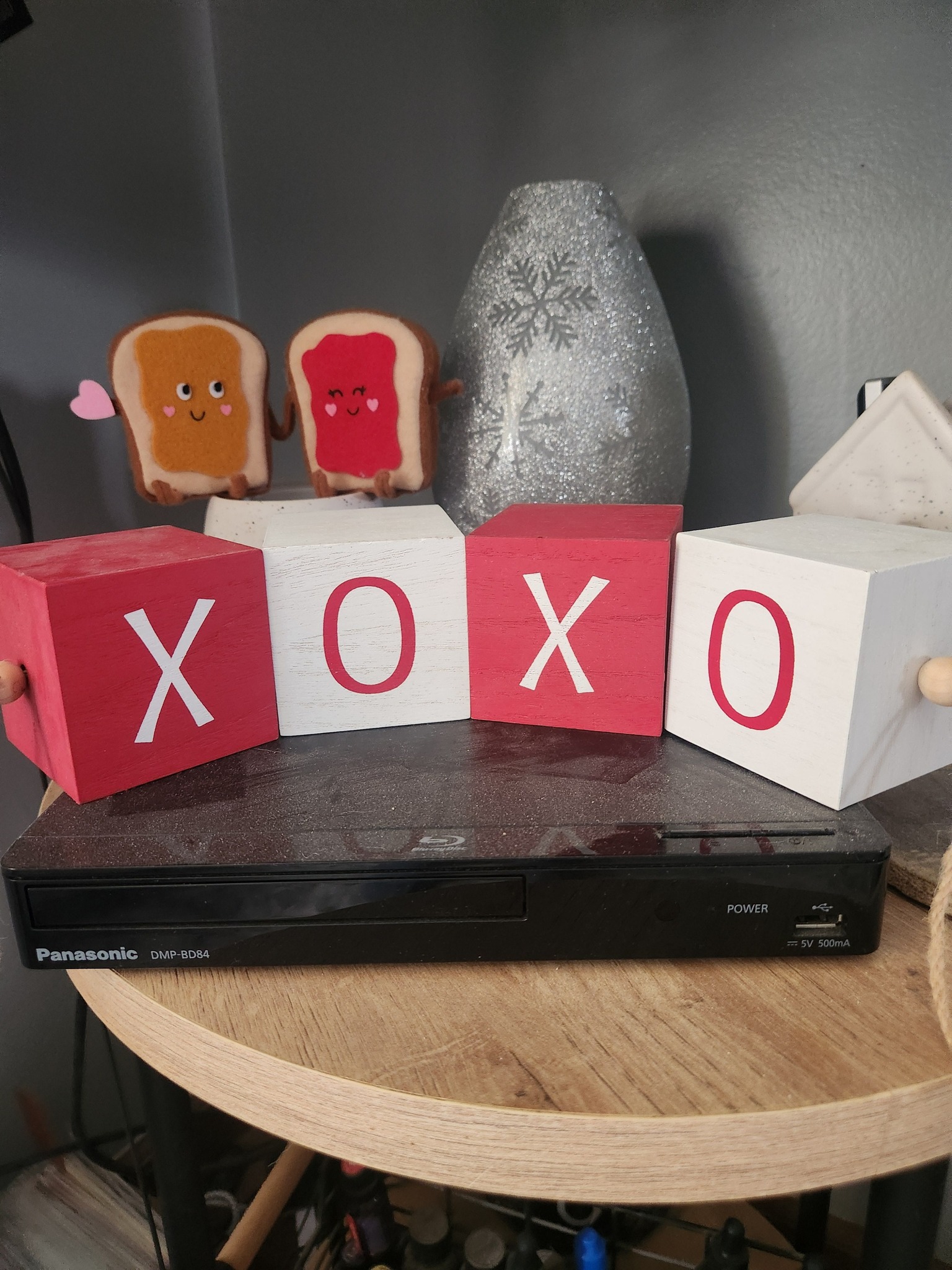 Ok...when you see this do you think "hugs & kisses"? 

But, according to Alexa it should be read kisses & hugs. O = hugs x = kisses

Soooo are we wrong, are we reading wrong, is this a conspiracy theory 🤣🤣. 

Chime in.