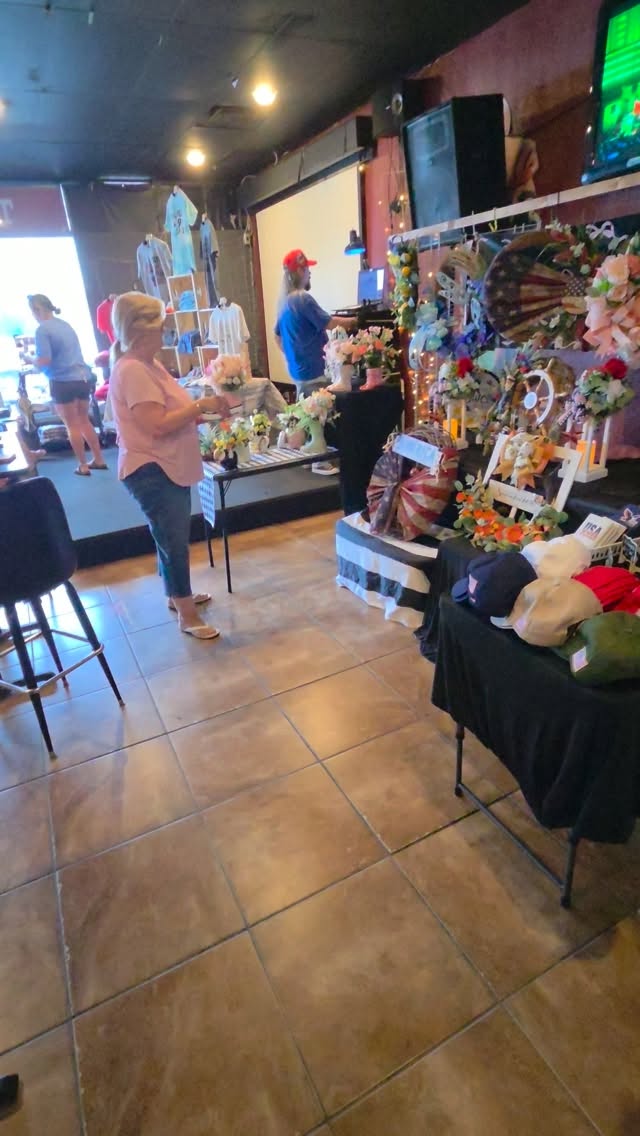 Me and all these groovy people are here until 5. Food, drinks, shopping...what else would you do on a sunday? Raising money for @piperspantry2024 
Come say hi. Take a pic with me for a secret discount 😉